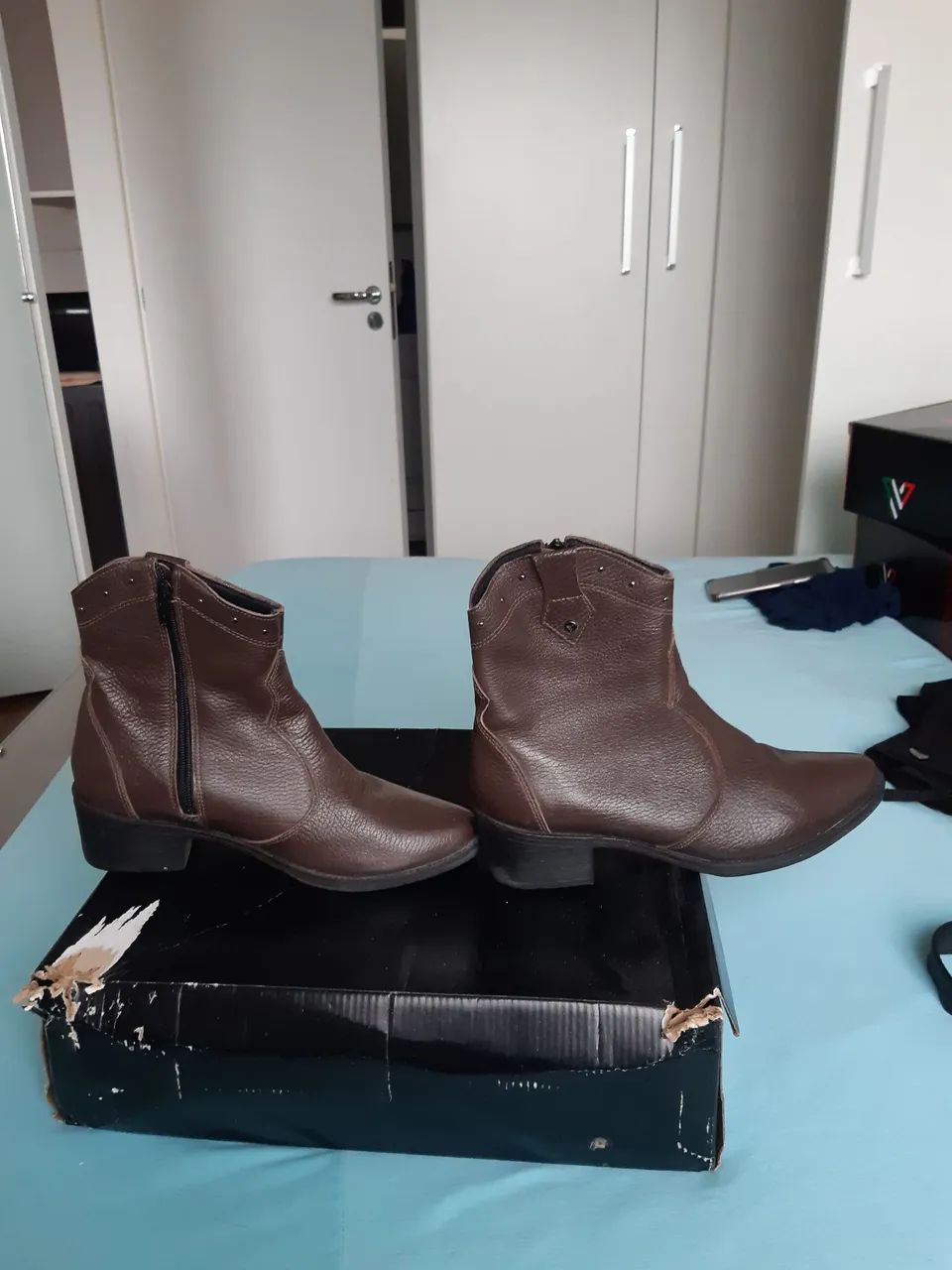 Botas de couro marrom com detalhes em pele - Foto 2