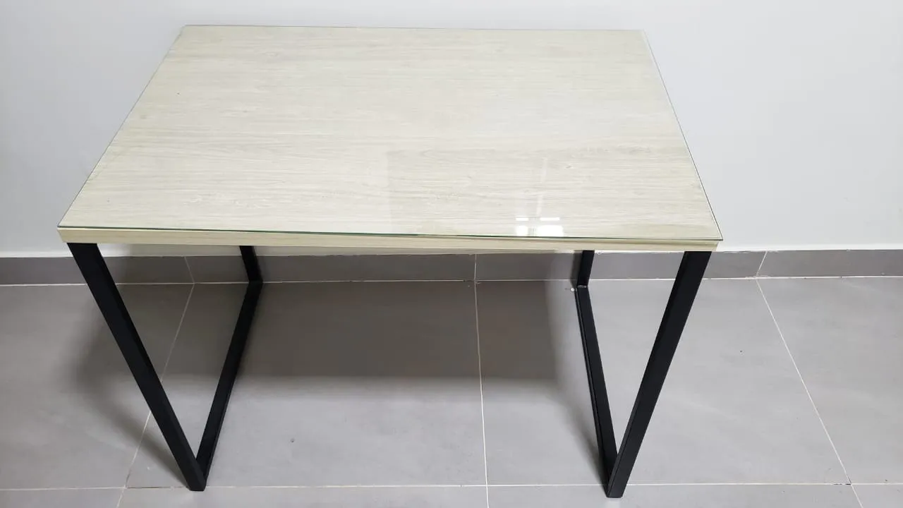 Mesa escrivaninha com vidro por cima , nova