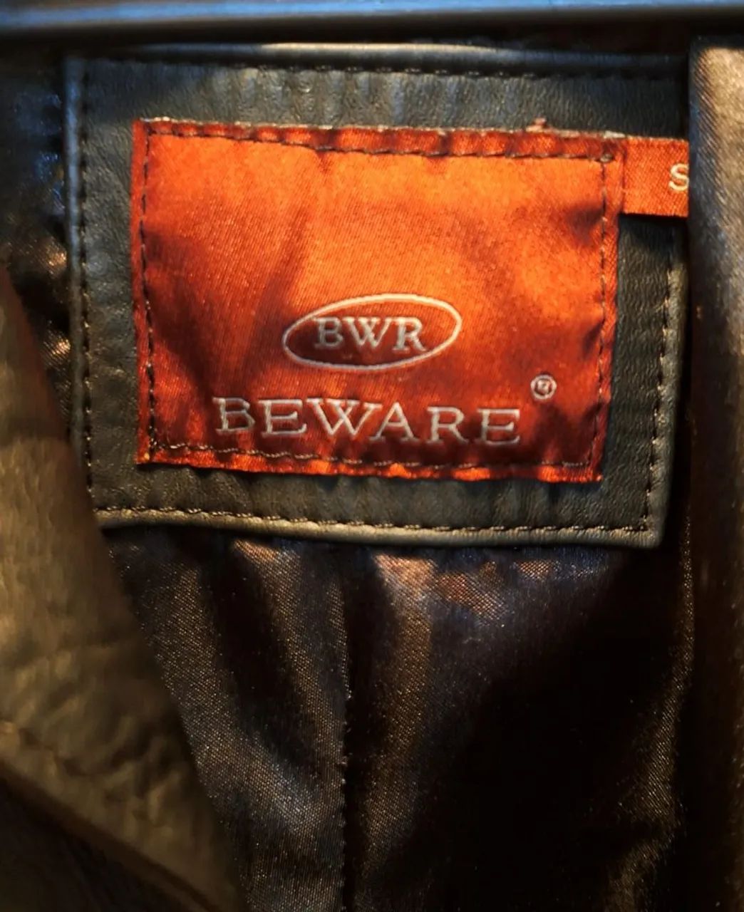 Jaqueta de Couro Preta Elegante - Beware - Foto 2