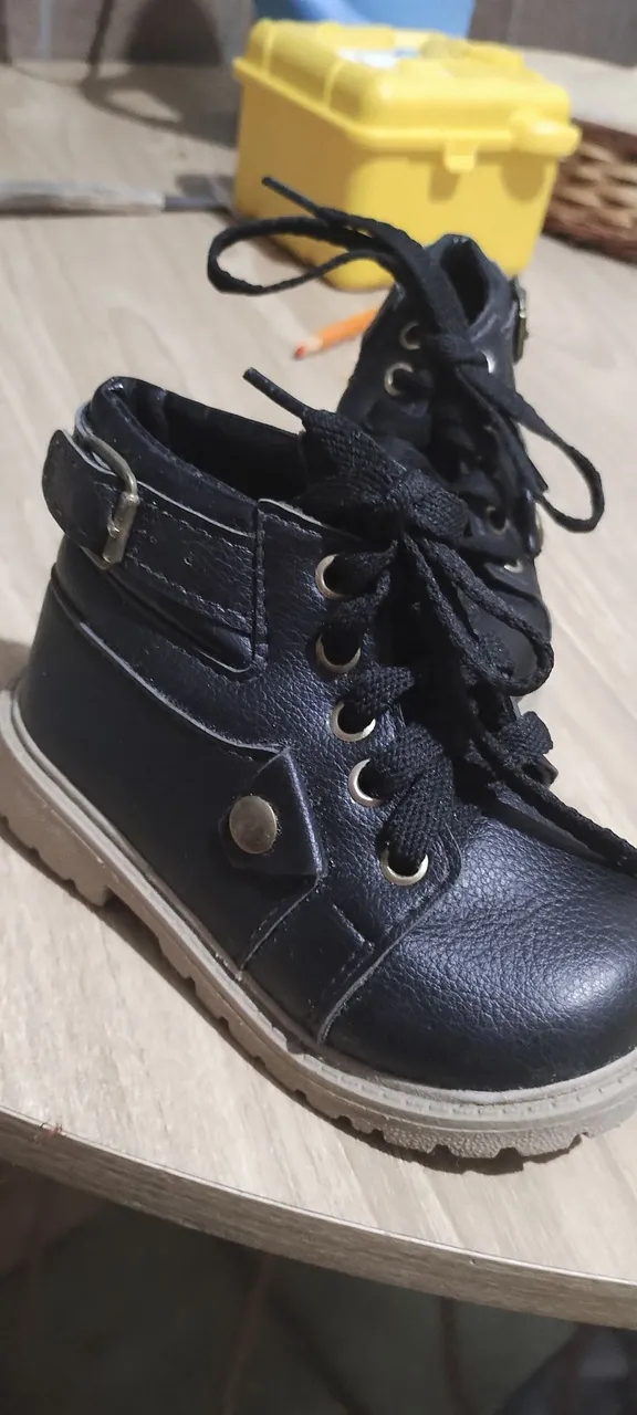 Bota/sapato menino.