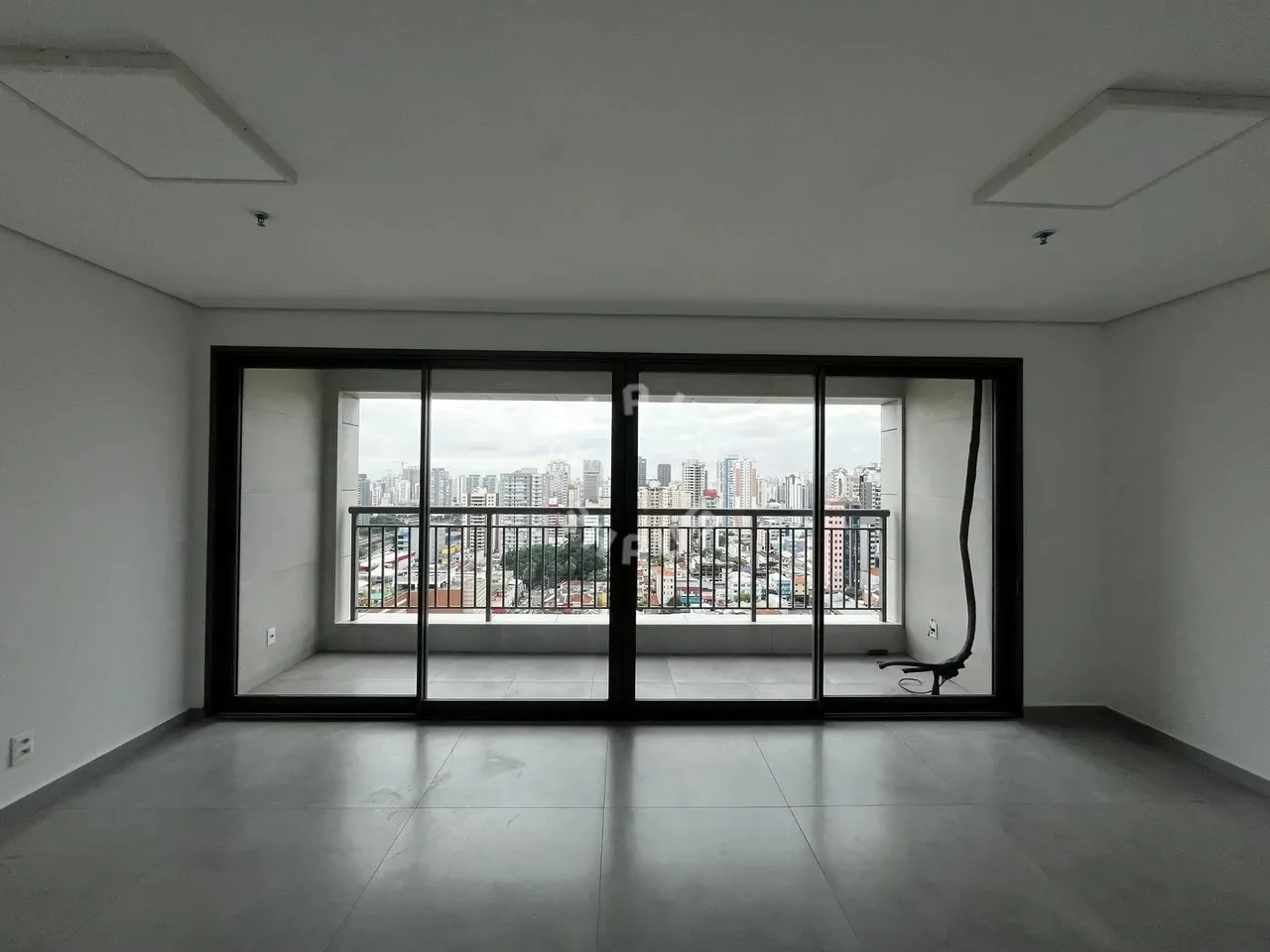 Sala comercial de 40m² no Tatuapé, com varanda e 1 vaga de garagem no prédio mais alto de 