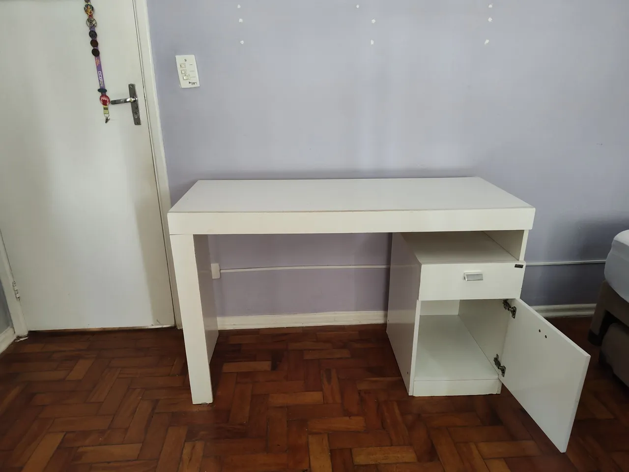 Escrivaninha branca com gaveta e porta