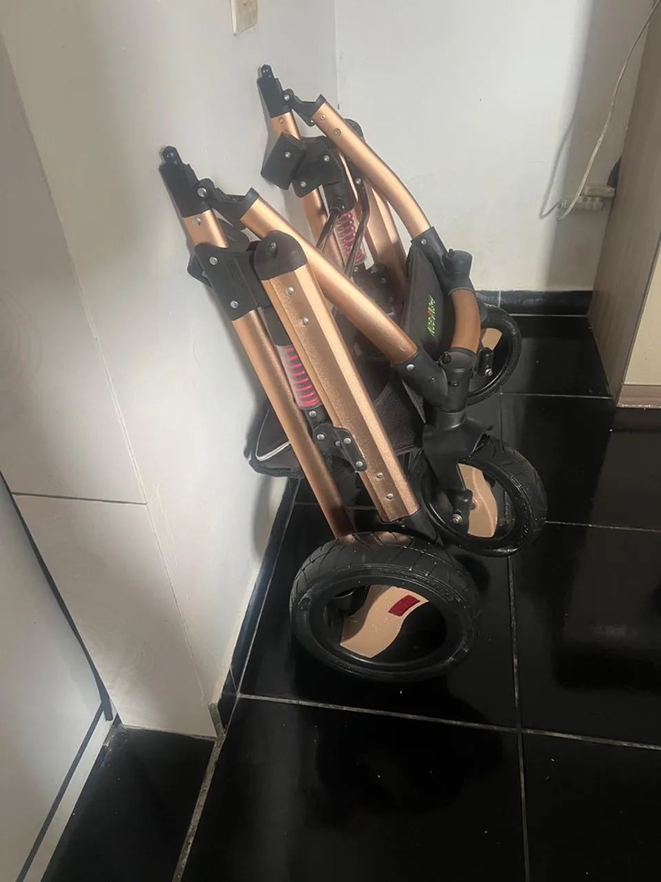 Carrinho de Bebê Dobrável - Design Elegante e Conforto