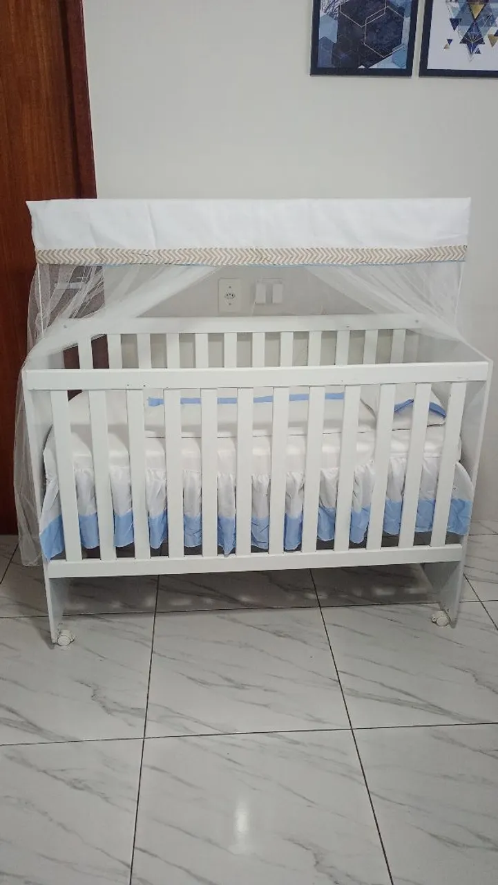 Berço cama americano com rodinhas e colchão.