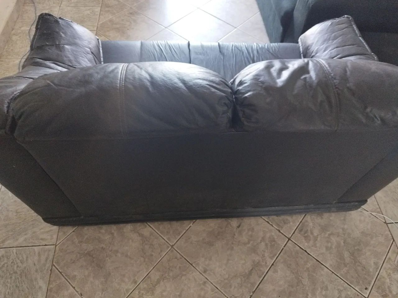 Vendo 2 sofás pretos muito confortáveis  - Foto 5