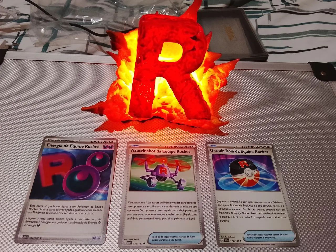Kit Equipe Rocket Cartas + Luminária R - Foto 2