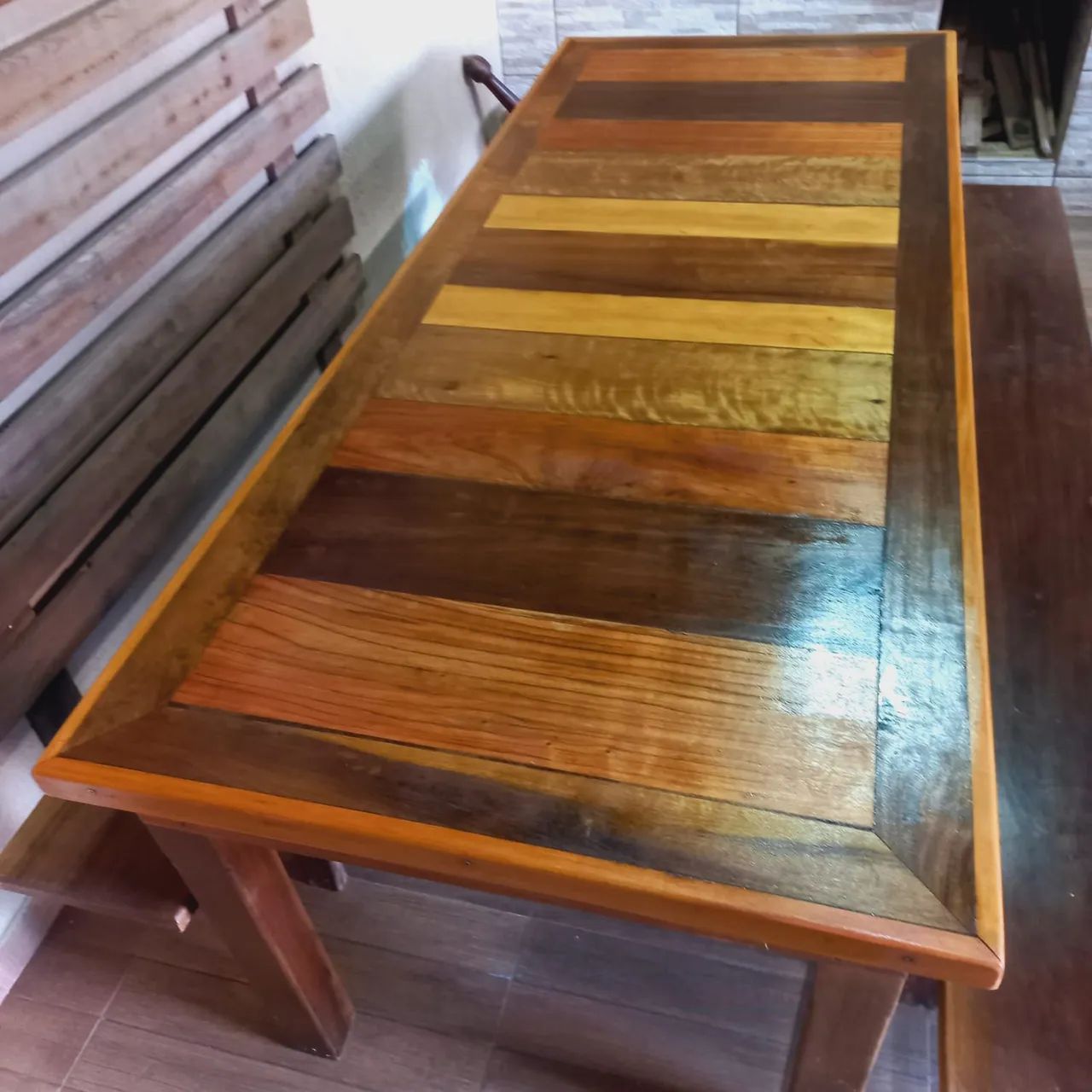 Mesa de madeira com bancos - Foto 3