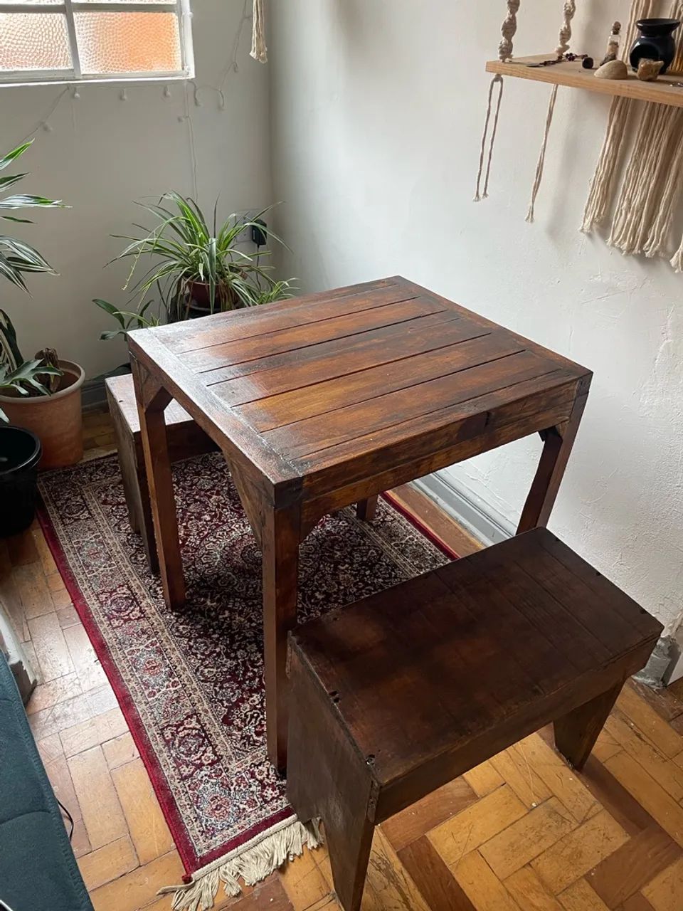 Vendo mesa de madeira com 2 bancos  - Foto 5