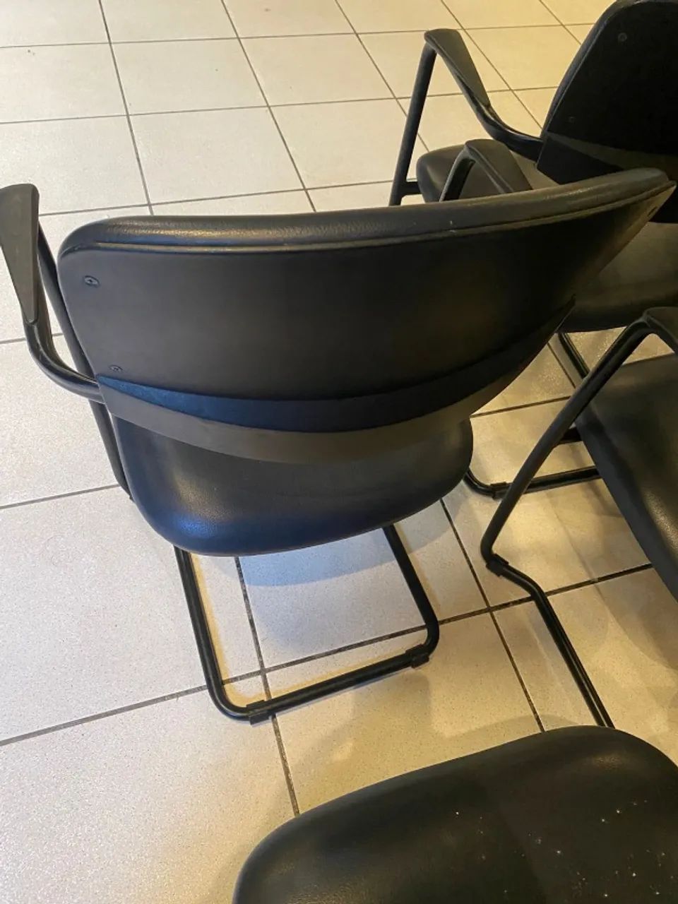 Cadeira com braço e acolchoadas, conforto e qualidade. - Foto 4