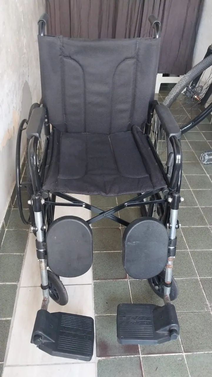 Cadeira de rodas semi nova