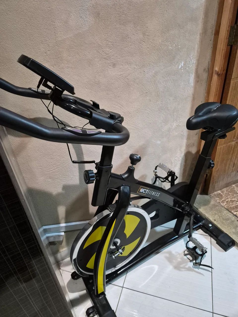 Bicicleta ergométrica de academia  - Foto 2