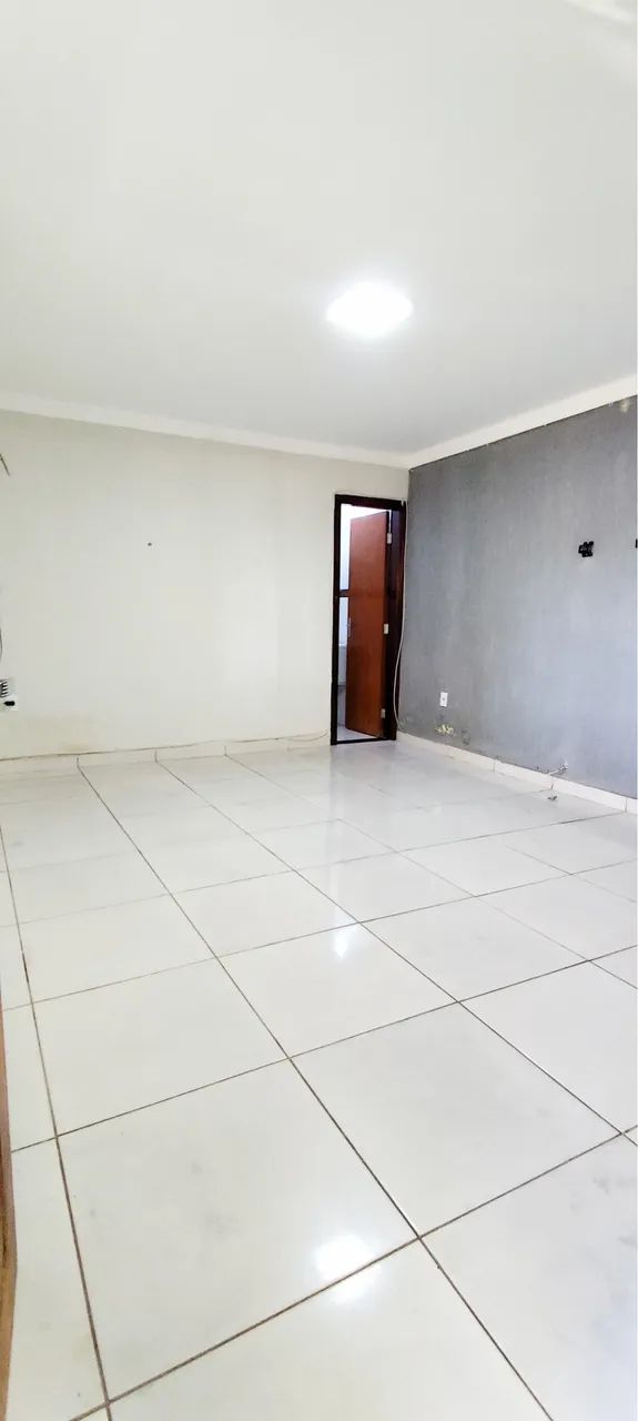 ? ALUGA-SE - IMÓVEL AMPLO E CONFORTÁVEL!