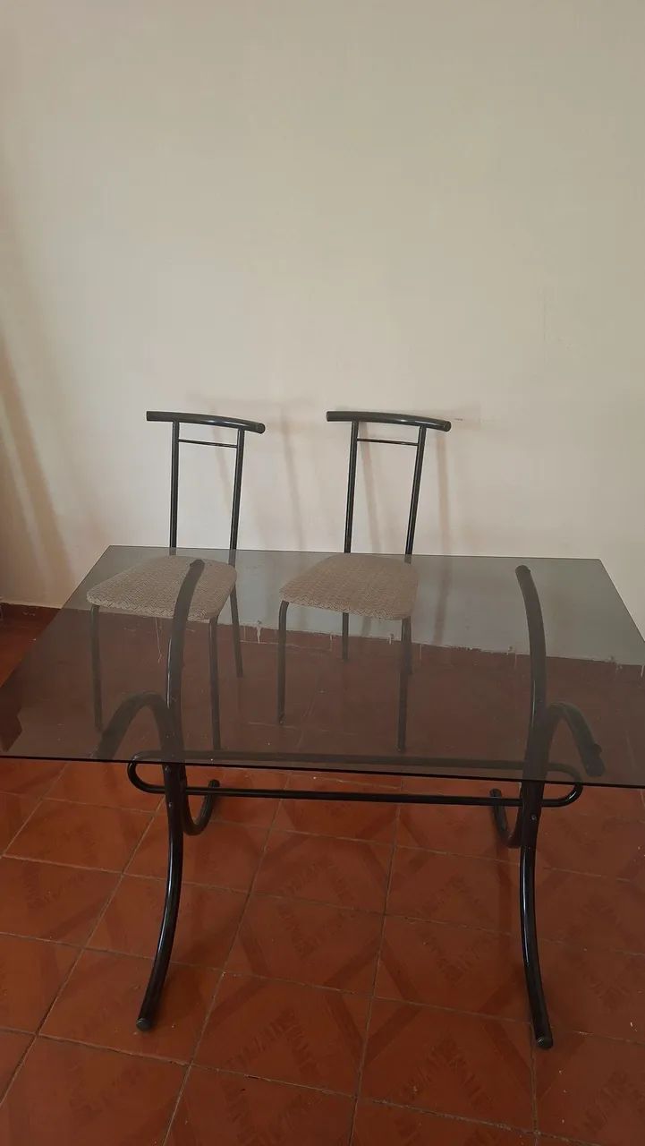 Mesa de vidro com 4 cadeiras - pouco uso - Foto 2