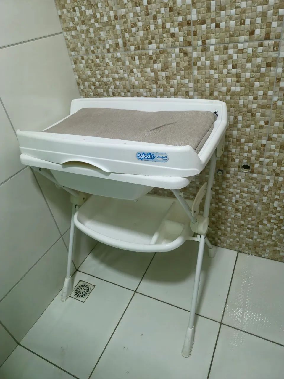 Banheira com Suporte e Trocador. 