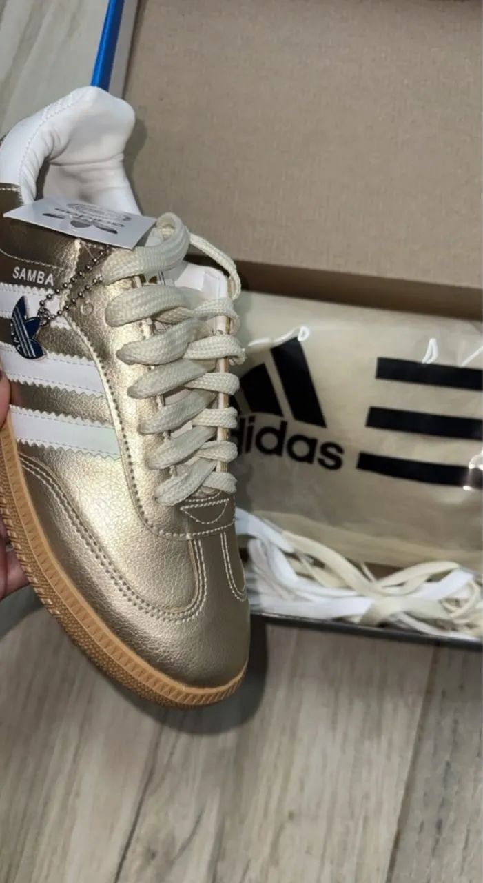 Tênis adidas dourado 