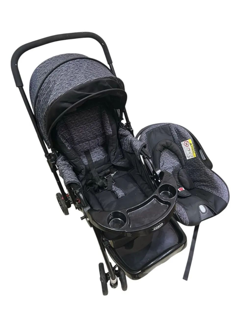 Carrinho com bebê conforto COSCO. 