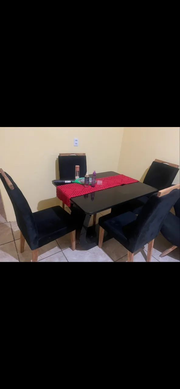 Mesa de 4 lugares na cor preta 