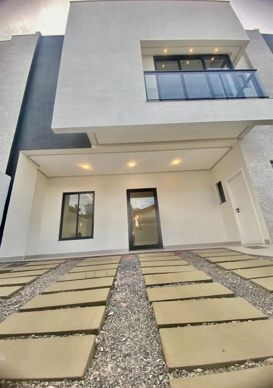 CASA COM TRÊS QUARTOS E GARAGEM BAIRRO LIBERDADE