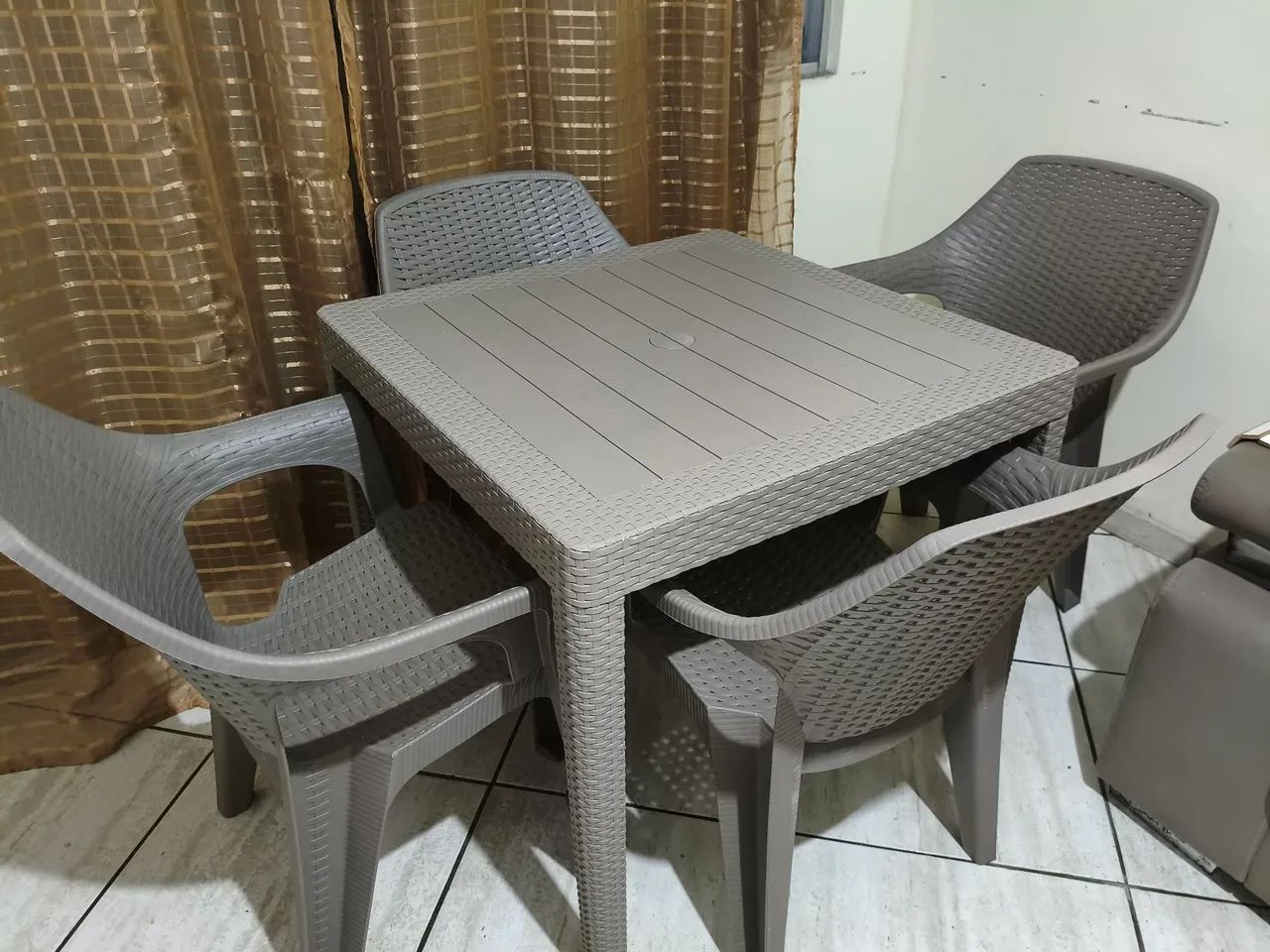 Mesa trançada com 4 cadeiras 
