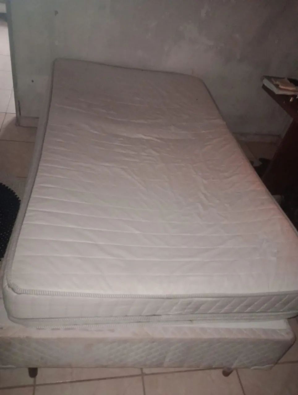Cama de casal c colchão de molas com parte de baixo tipo gaveta