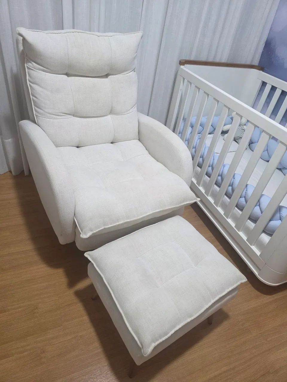 Cadeira amamentação com base de descaso, gira e balança. 