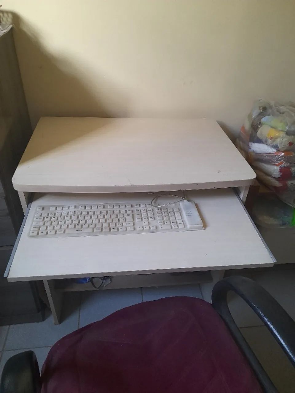 Mesa e cadeira para computador 