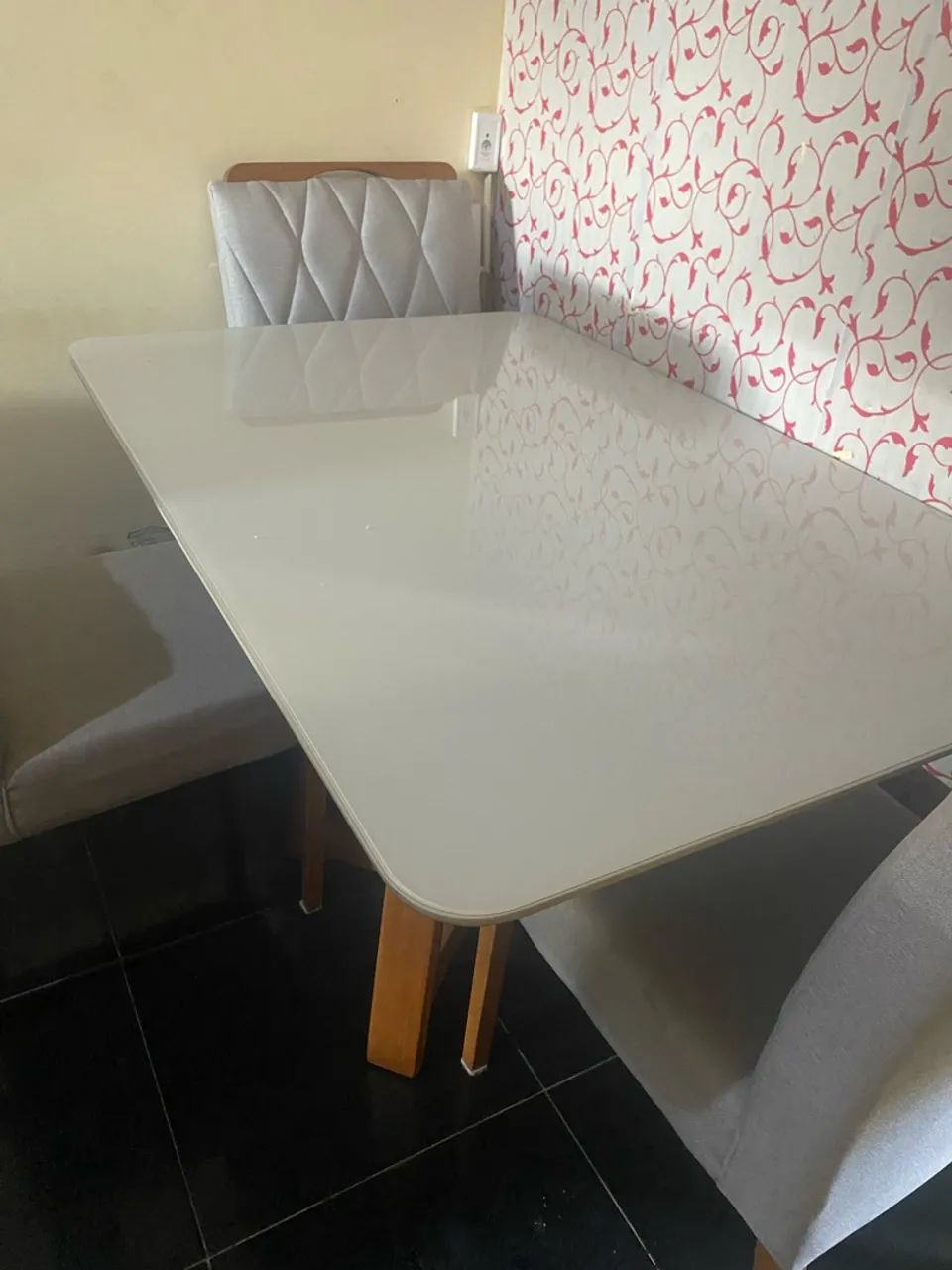 Vendo mesa  com 04 cadeiras - Foto 2