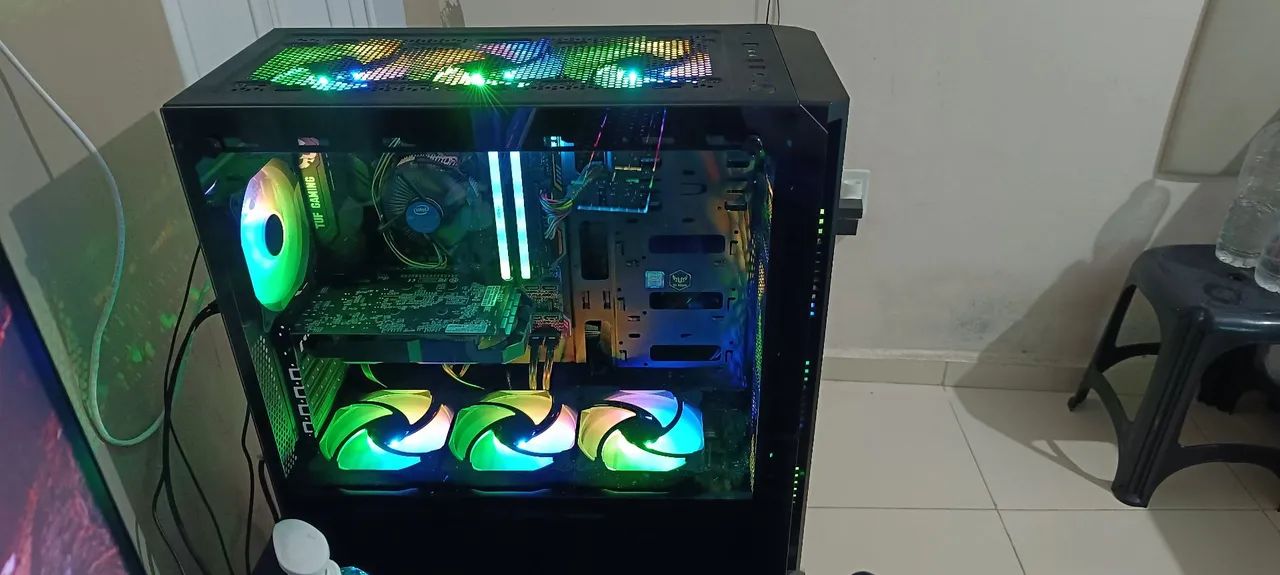 Gabinete gamer com as ventoinhas funcionando ( lembrando apenas ele e as ventoinhas)
