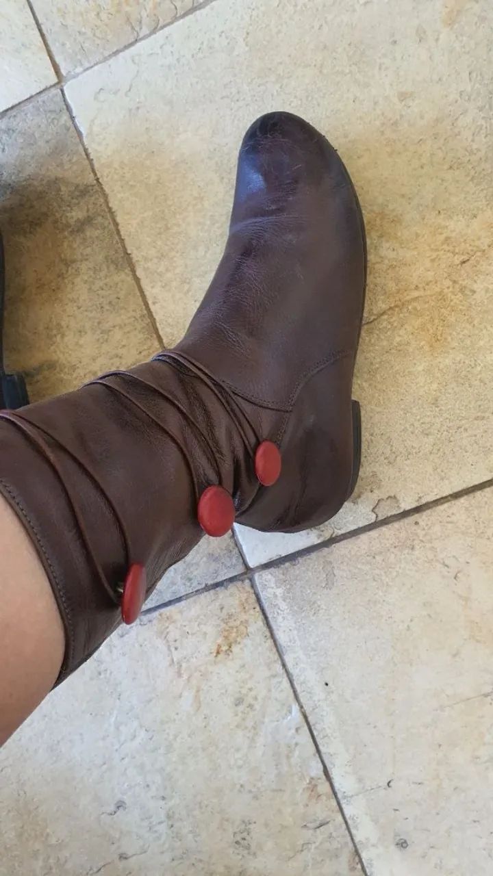 Bota em couro marron com botões vermelhos - Foto 5