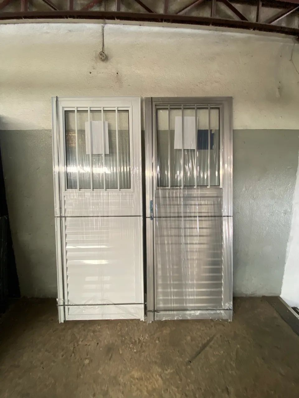 COMPRA CERTA - PORTAS DE ALUMÍNIO C/VIDRO E GRADE - Foto 3