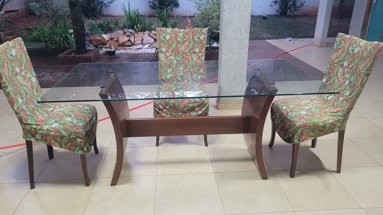 Mesa com 5 cadeiras