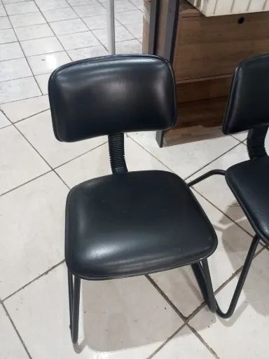 (Cód 012) Quatro cadeiras de escritório em bom estado  - Foto 2
