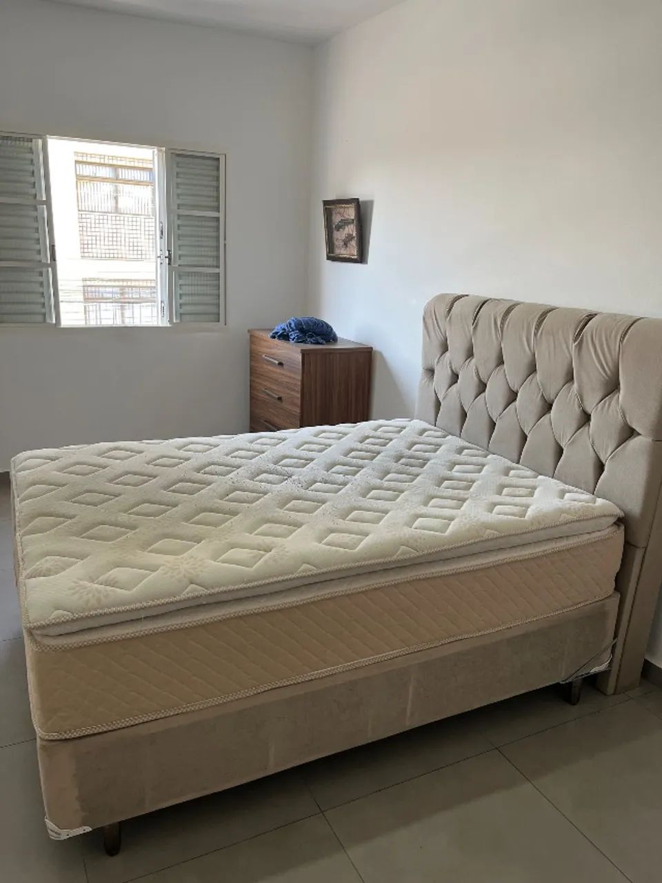 Vendo cama box muito nova 