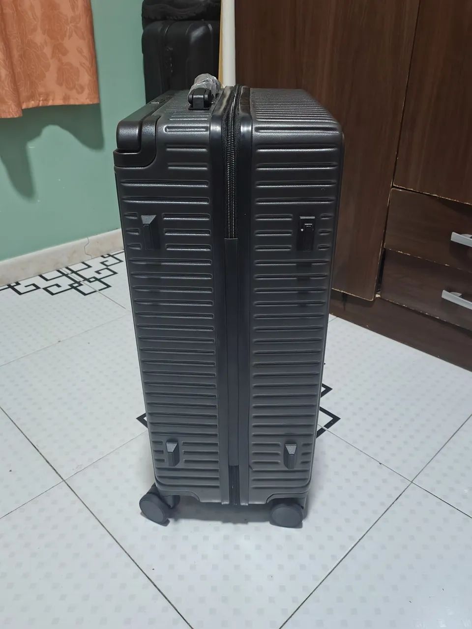Vende se uma mala nova