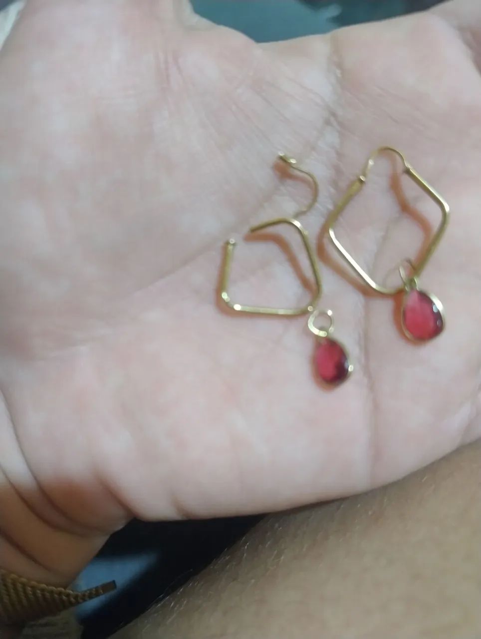 Brinco de ouro com pingente quebrado a parte do encaixe de cima - Foto 2