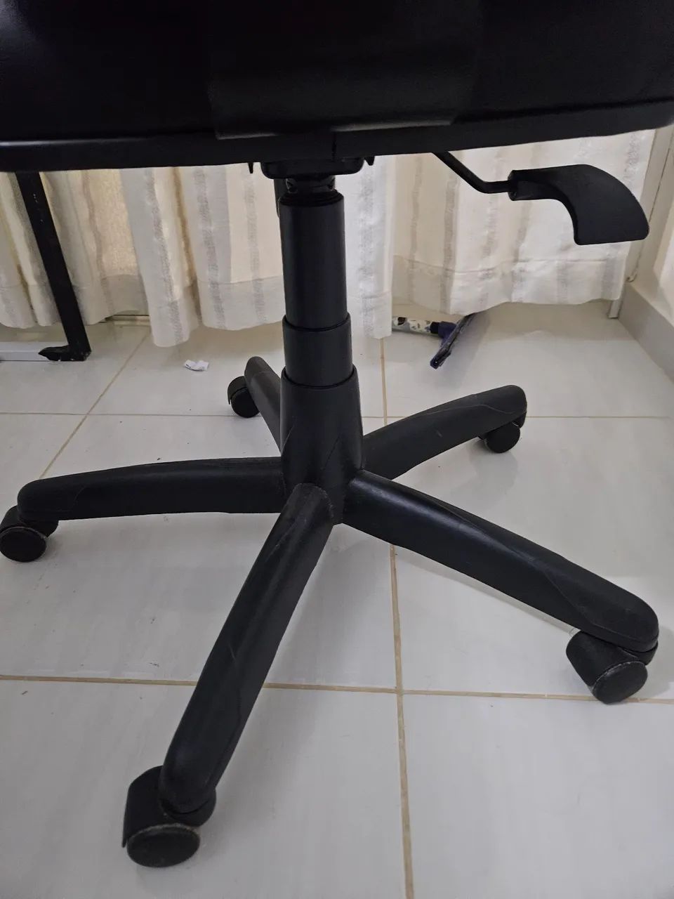 Cadeira escritório em couro sintético  - Foto 3