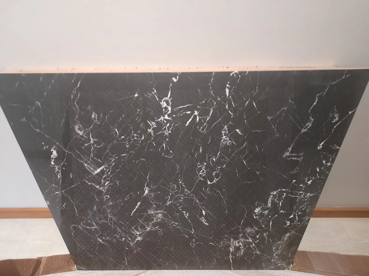 Piso de cerâmica estilo mármore escuro polido e retificado 81x81 - Foto 4