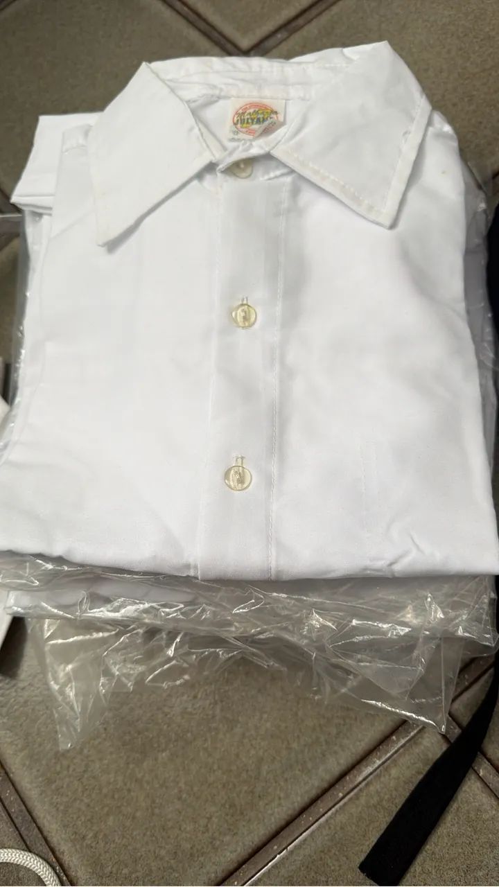 Avental, uniforme e camisa branca de garçom