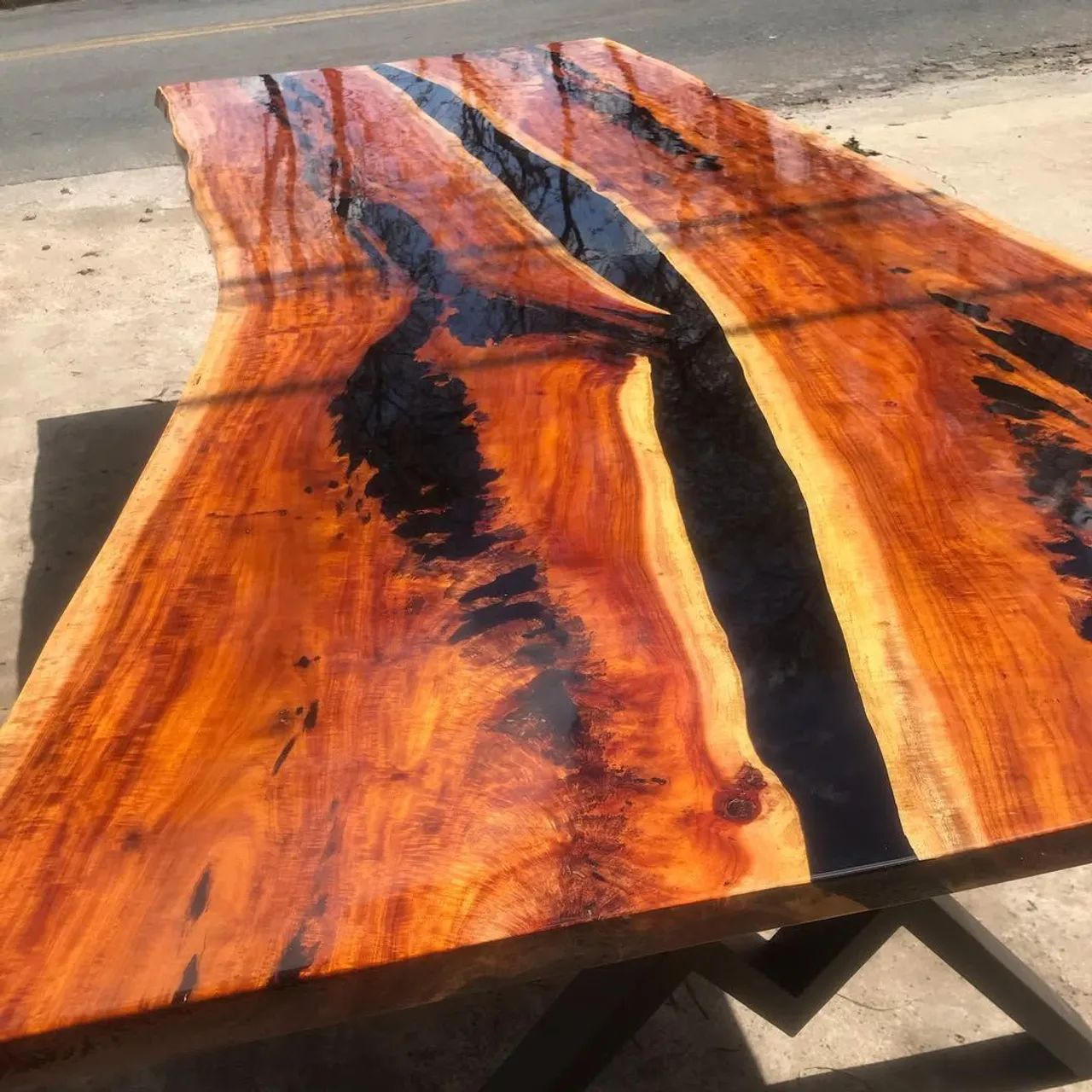 Mesa de Madeira maçiça e resina epoxi - Foto 4
