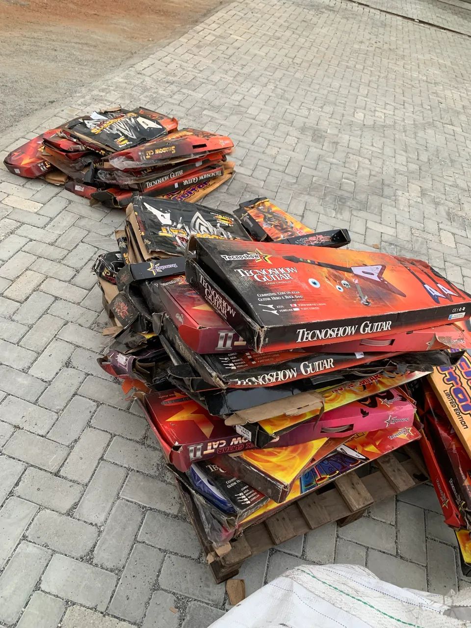 Lote com 40 guitarras elétricas  - Foto 3