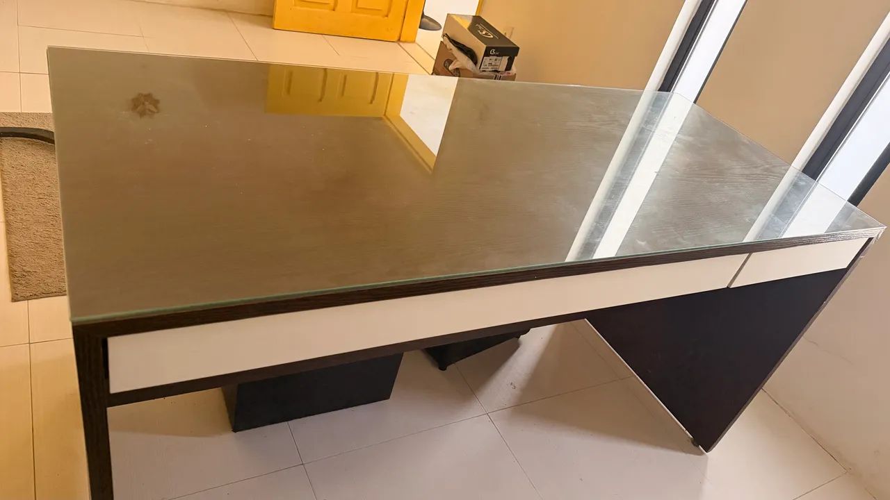 Mesa de escritório com tampo de vidro 