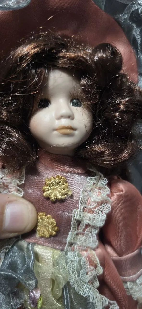 Boneca de porcelana pequena