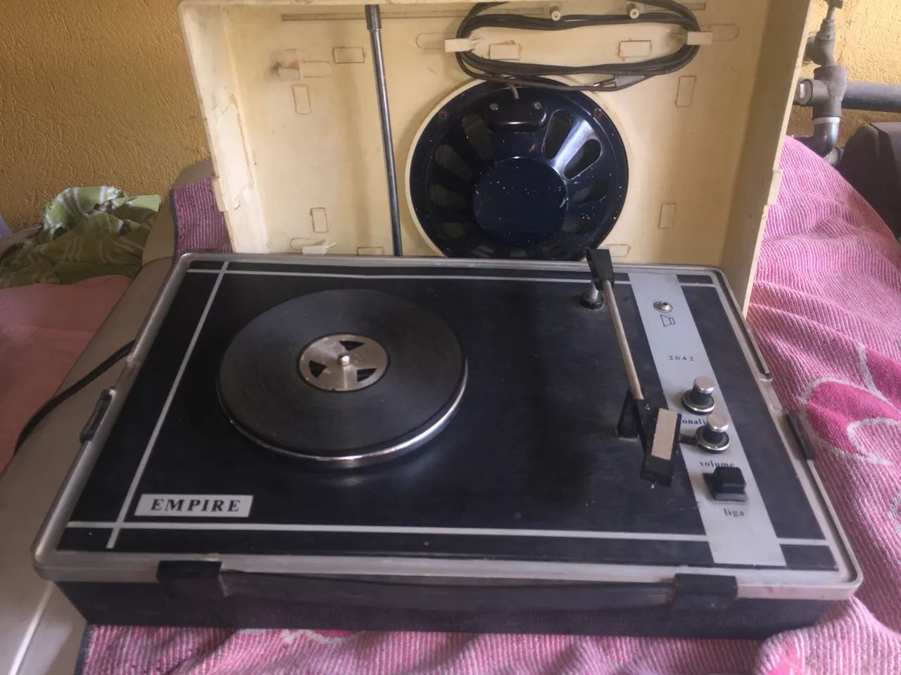Toca discos com caixa de som portátil raridade  - Foto 2