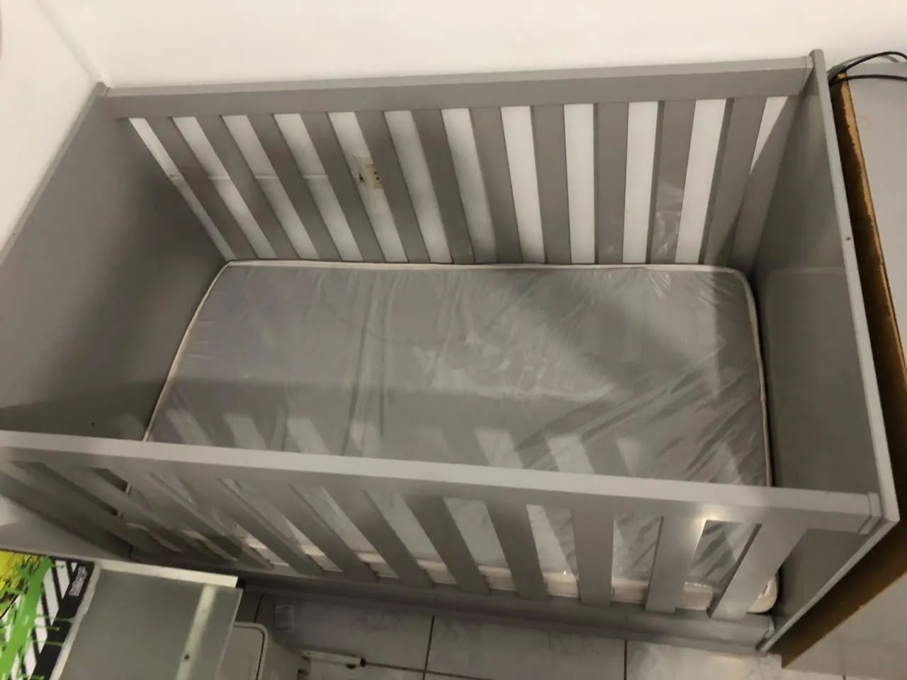 Berço infantil cinza com colchão em bom estado - Foto 4