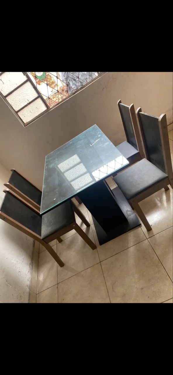 Vendo mesa 4 cadeiras 