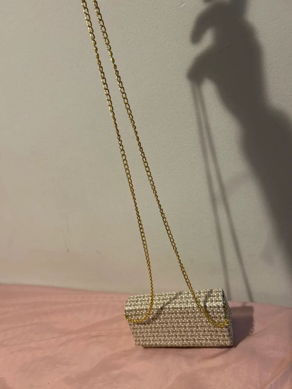 Bolsa Clutch de Palha com Detalhes Dourados e Alça Dourada - Foto 2