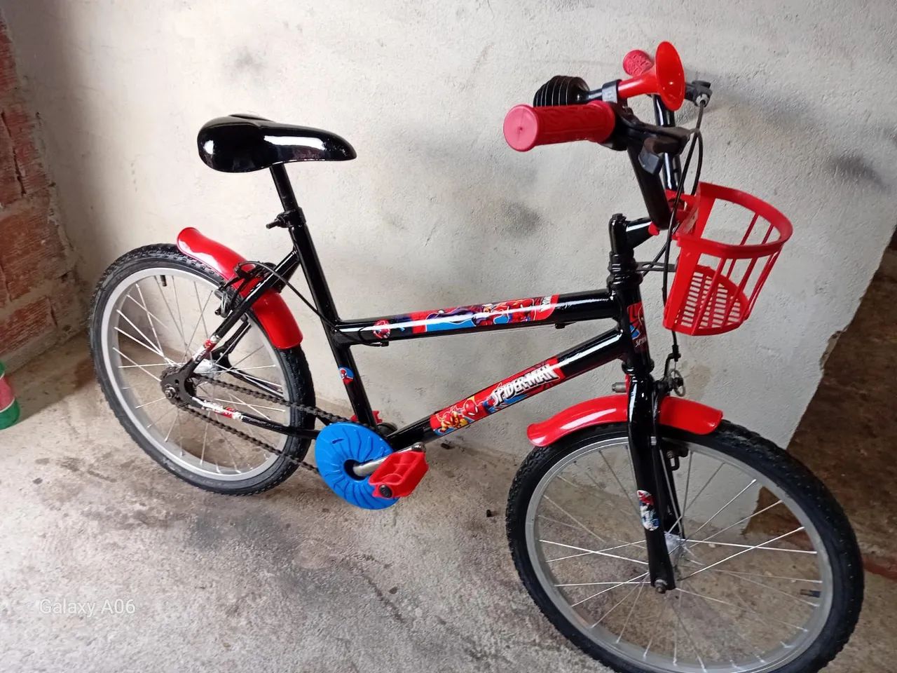 Bicicleta aro 20 novinha do homem aranha  - Foto 4