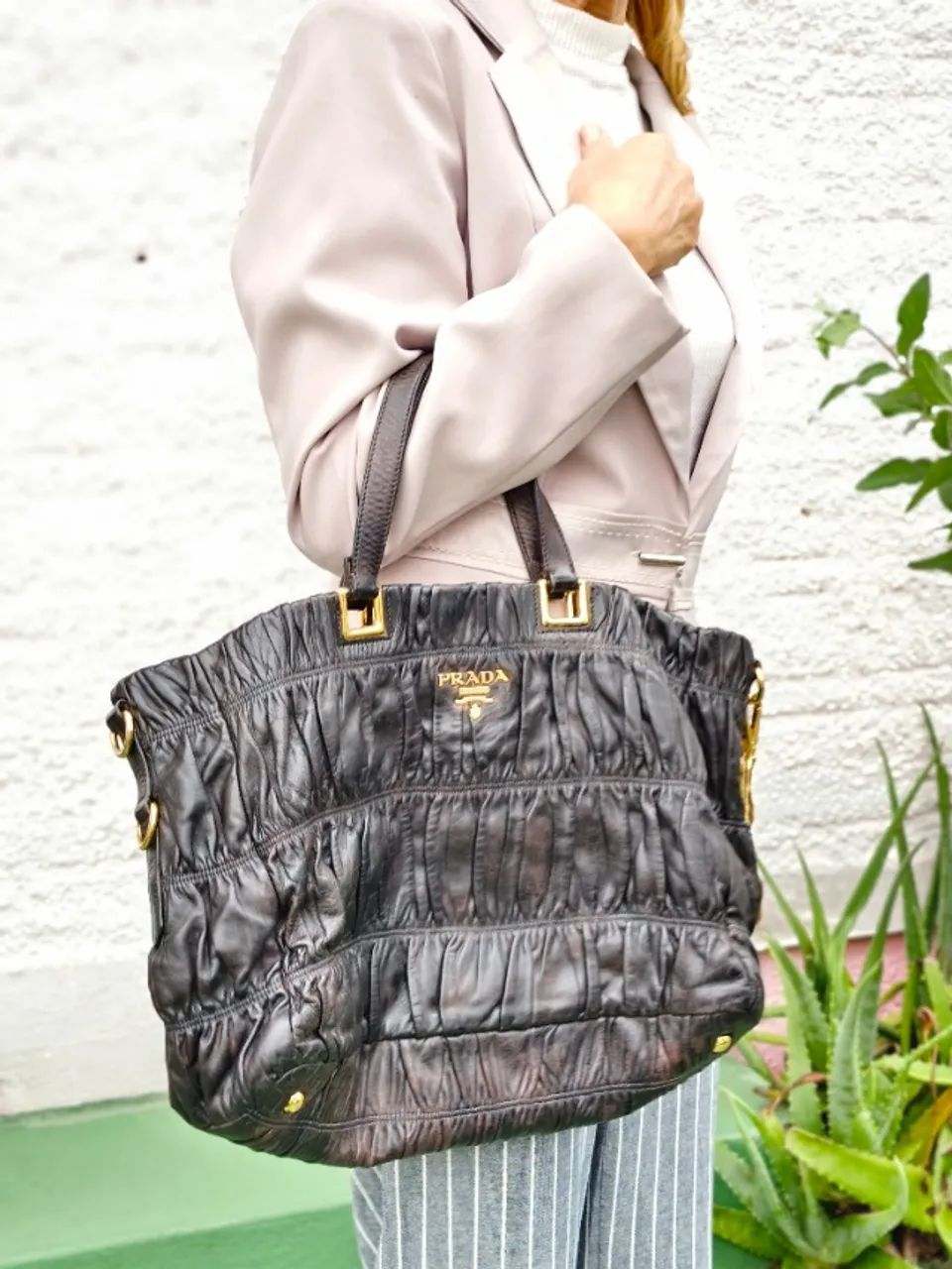 Bolsa Prada Nappa Gaufré Tote Couro Preta Original - Foto 2