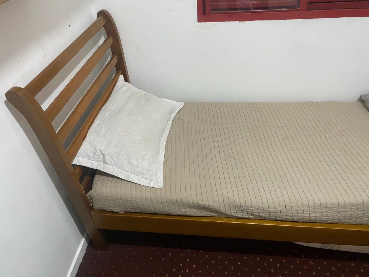 Cama de madeira com colchão. - Foto 2