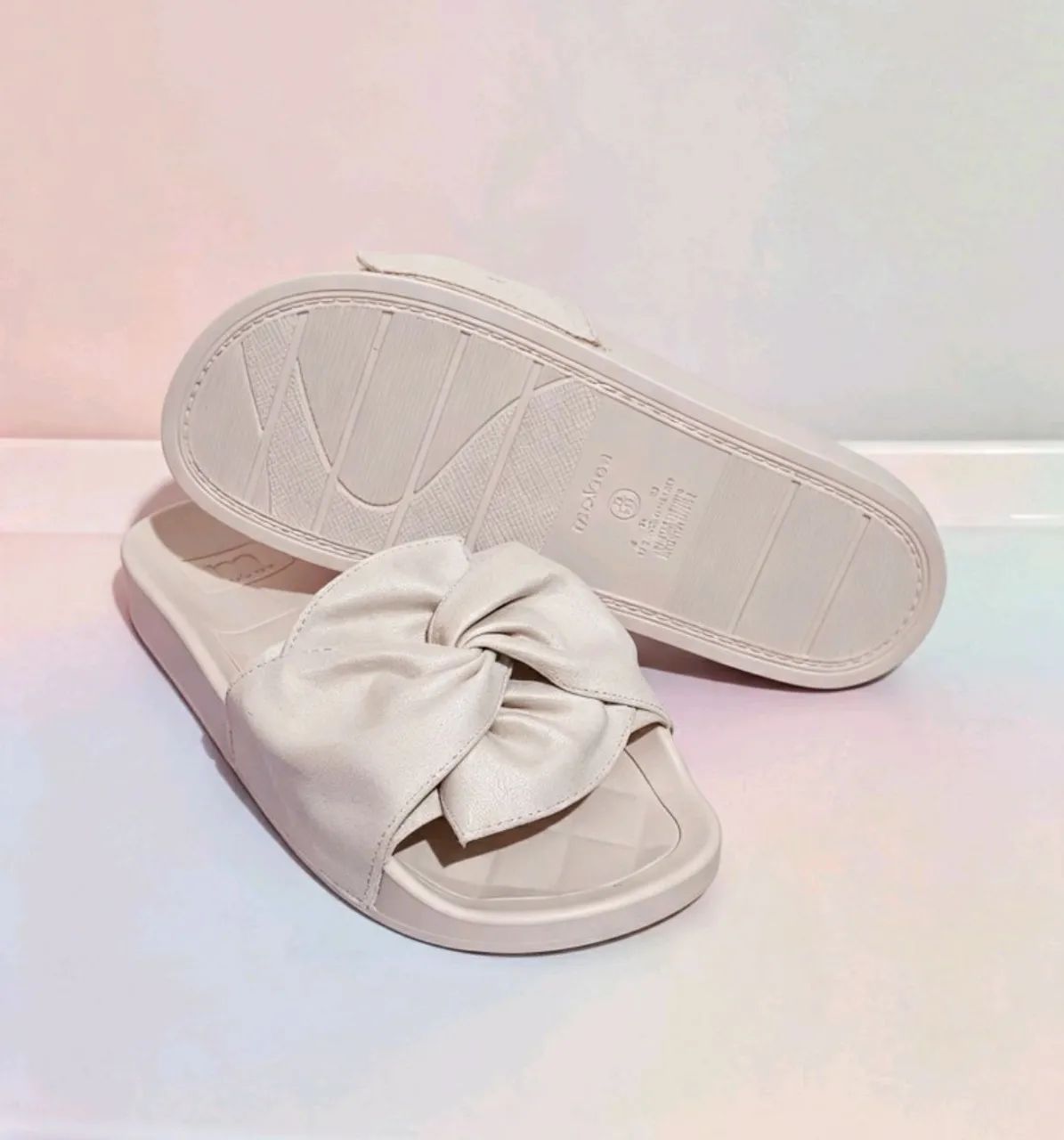 Chinelo slide moleca bege  - Foto 5